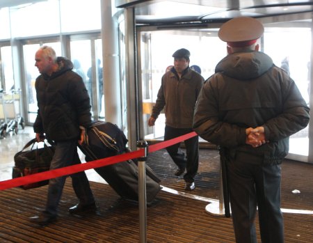 Moskva aeroportu son anda terrordan xilas olub: Təhlükəsizlik zabiti saxlanıldı