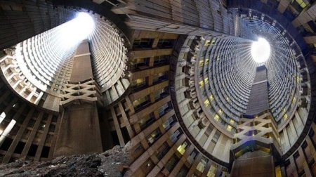 Şaquli məhəllə: 54 mərtəbəli nəhəng boşluğun ətrafında minlərlə insan yaşayır