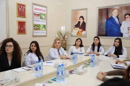 Professor İbrahim Cəfərovun təqdimatında dənli taxıl bitkilərinin xəstəliklərinə dair təlim keçirilib