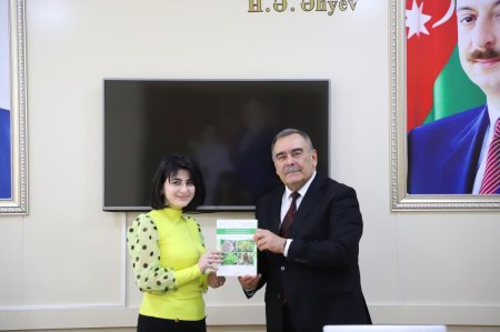 Professor İbrahim Cəfərovun təqdimatında dənli taxıl bitkilərinin xəstəliklərinə dair təlim keçirilib