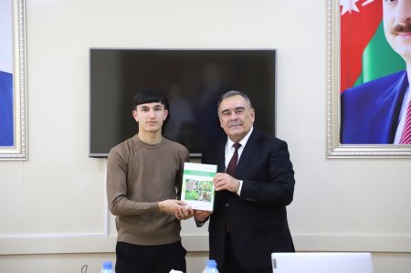 Professor İbrahim Cəfərovun təqdimatında dənli taxıl bitkilərinin xəstəliklərinə dair təlim keçirilib