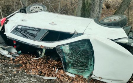 Avtomobil yoldan çıxıb aşdı - Ölən və yaralanan var