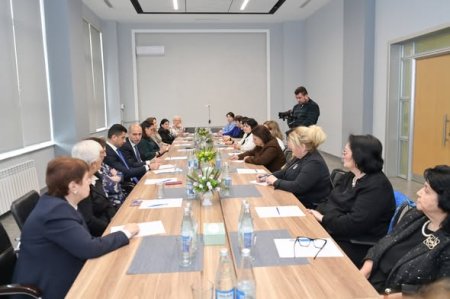 Elm və təhsil naziri təqaüddə olan qabaqcıl qadın təhsil işçiləri ilə görüş keçirib
