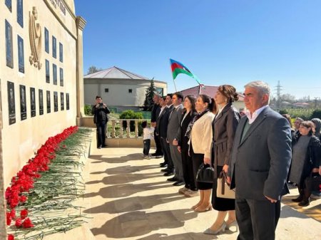 Aprel Şəhidlərinin xatirəsinin əbədiləşdirilməsi məqsədilə ucaldılmış abidə ziyarət olunub