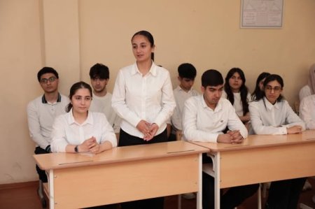 Təhsil İdarəsinin müdiri Sumqayıt şəhəri 37 nömrəli məktəbin buraxılış imtahanlarında yüksək nəticə göstərən şagirdləri ilə görüş keçirib