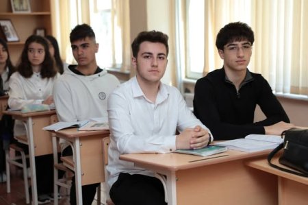 Təhsil İdarəsinin müdiri Sumqayıt şəhəri 37 nömrəli məktəbin buraxılış imtahanlarında yüksək nəticə göstərən şagirdləri ilə görüş keçirib