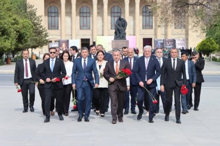 “Cahan Şirkətlər Qrupu”nun rəhbər heyəti Ulu Öndər Heydər Əliyevin büstünü ziyarət edib
