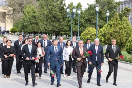 “Cahan Şirkətlər Qrupu”nun rəhbər heyəti Ulu Öndər Heydər Əliyevin büstünü ziyarət edib