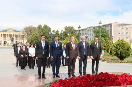 “Cahan Şirkətlər Qrupu”nun rəhbər heyəti Ulu Öndər Heydər Əliyevin büstünü ziyarət edib
