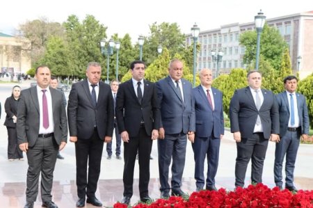 “Cahan Şirkətlər Qrupu”nun rəhbər heyəti Ulu Öndər Heydər Əliyevin büstünü ziyarət edib