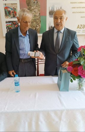 Şəhid atasına " Əmək veteranı" vəsiqəsi təqdim olundu