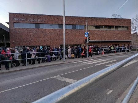 Bu ölkənin Rusiya ilə sərhədində uzun növbə: Səbəbi nədir?