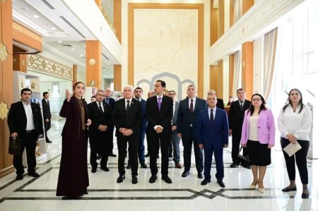 Dövlətməmməd Azadi adına Şəhər Kitabxanasında təşkil edilən  konfransdan əvvəl tədbir iştirakçıları kitabxana ilə tanış olublar