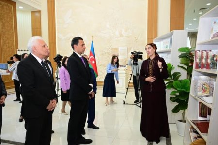 Dövlətməmməd Azadi adına Şəhər Kitabxanasında təşkil edilən  konfransdan əvvəl tədbir iştirakçıları kitabxana ilə tanış olublar