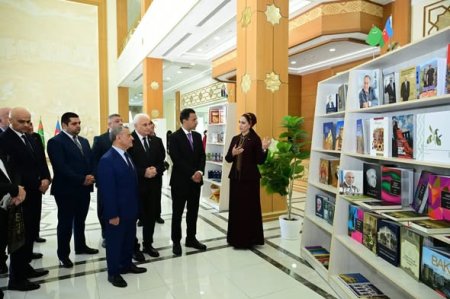 Dövlətməmməd Azadi adına Şəhər Kitabxanasında təşkil edilən  konfransdan əvvəl tədbir iştirakçıları kitabxana ilə tanış olublar