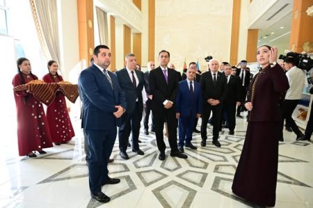 Dövlətməmməd Azadi adına Şəhər Kitabxanasında təşkil edilən  konfransdan əvvəl tədbir iştirakçıları kitabxana ilə tanış olublar