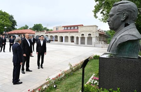 Prezidentlər Şuşada tanınmış şəxsiyyətlərin güllələnmiş büstlərinə baxdı