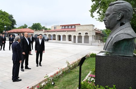 İlham Əliyev və Sərdar Berdiməhəmmədov Şuşada Azərbaycanın tanınmış şəxsiyyətlərinin işğal dövründə güllələnmiş büstlərinə baxıblar