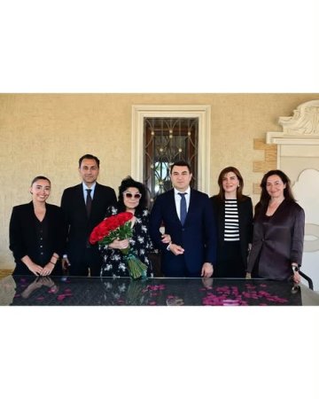 Mədəniyyət naziri Adil Kərimli yubileyi münasibətilə Xalq artisti Flora Kərimovanı evində ziyarət edib