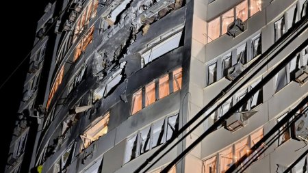 Odessada yaşayış binası vuruldu: 17 yaralı var