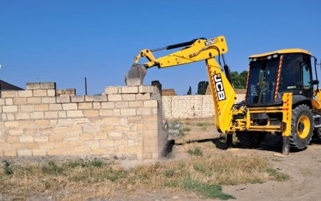 Fövqəladə Hallar Nazirliyi tərəfindən qanunsuz tikili söküldü